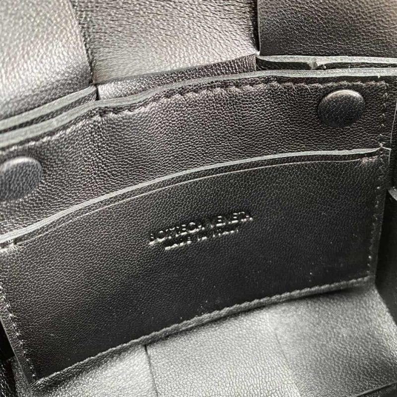 BOTTEGA VENETA MEN’S CASSETTE IN BLACK – WBV07 - Image 5