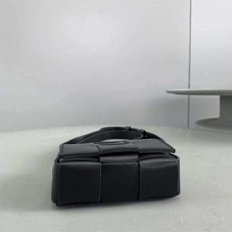 BOTTEGA VENETA MEN’S CASSETTE IN BLACK – WBV07 - Image 3