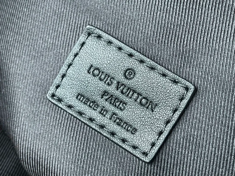 LOUIS VUITTON COMET CALF LEATHER BACKPACK IN BLACK – WLM512 - Image 7
