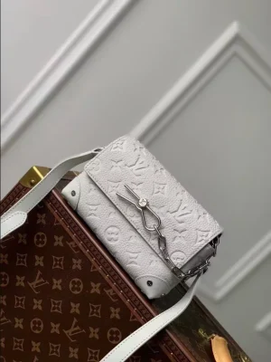 LOUIS VUITTON STEAMER WEARABLE WALLET – WLM584