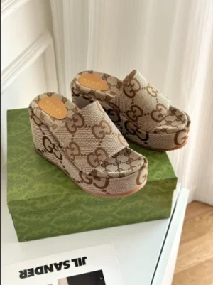 WOMEN’S JUMBO GG PLATFORM SLIDE SANDAL – GCS23
