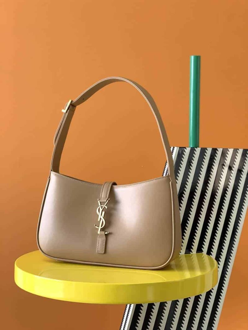 LE 5 À 7 HOBO BAG IN VEGETABLE-TANNED LEATHER – WBY08 - Image 2